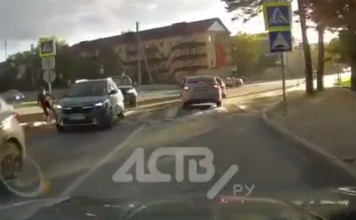 Подросток на велосипеде вылетел на дорогу и едва не попал под машину в Южно-Сахалинске