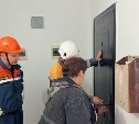 Дверь в квартиру пожилой женщины заблокировало в пережившем землетрясение Северо-Курильске