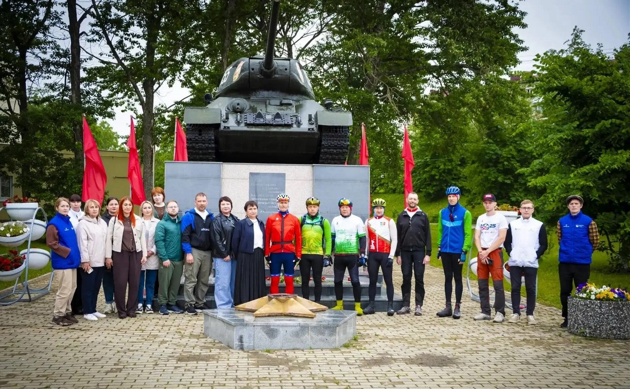 420 километров в пути: участники велопробега "Огонь Победы" доехали до Долинска и движутся к финишу