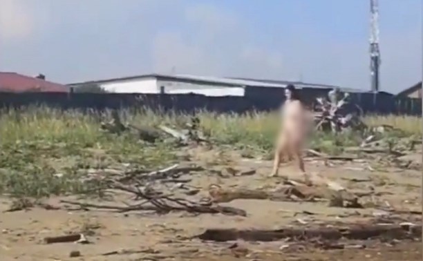 Оголившая грудь женщина на пляже в Поронайске сильно смутила горожан