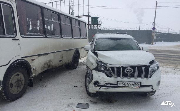 Очевидцев столкновения внедорожника и автобуса ищут на Сахалине Очевидцев столкновения внедорожника и автобуса ищут на Сахалине
