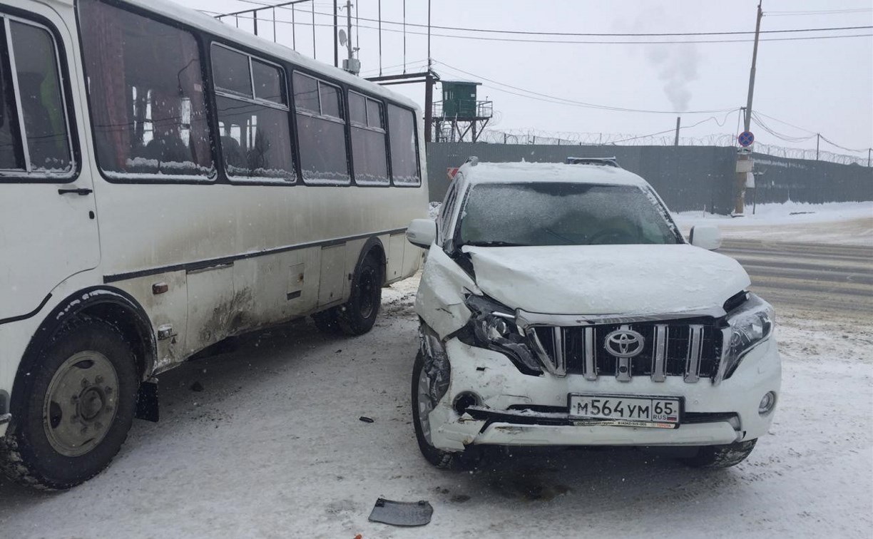 Очевидцев столкновения внедорожника и автобуса ищут на Сахалине