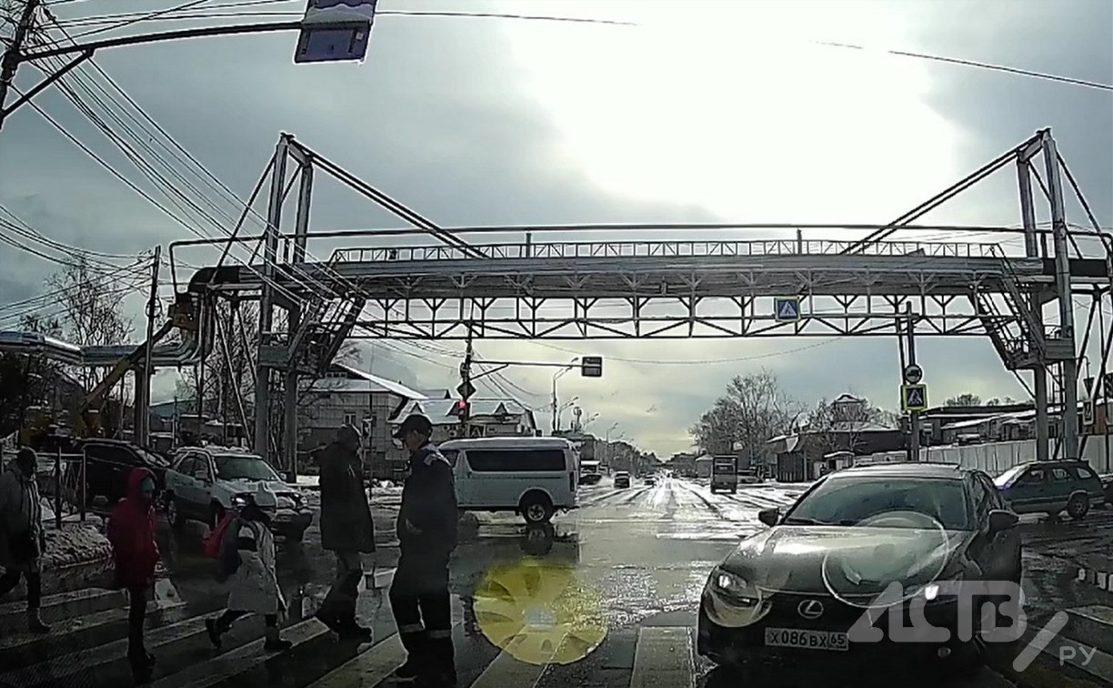 В Южно-Сахалинске автохам на “Лексусе” собрал комбо из нарушений на одном перекрёстке
