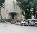 Автомобиль въехал в крыльцо магазина в центре Южно-Сахалинска