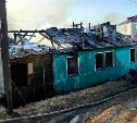 Крупный пожар в Корсакове показали на фото - огонь уничтожил 450 "квадратов"