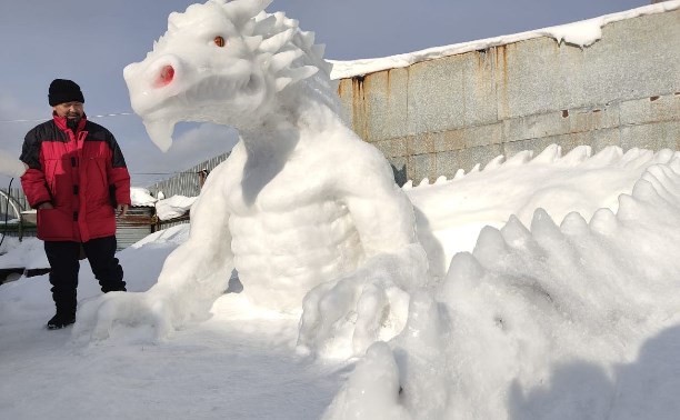 Сахалинец вылепил из снега огромного дракона с бицепсами, и это нереально круто