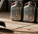 Житель Южно-Курильска перенёс канистры и триммер соседа из сарая в контейнер и нарушил закон