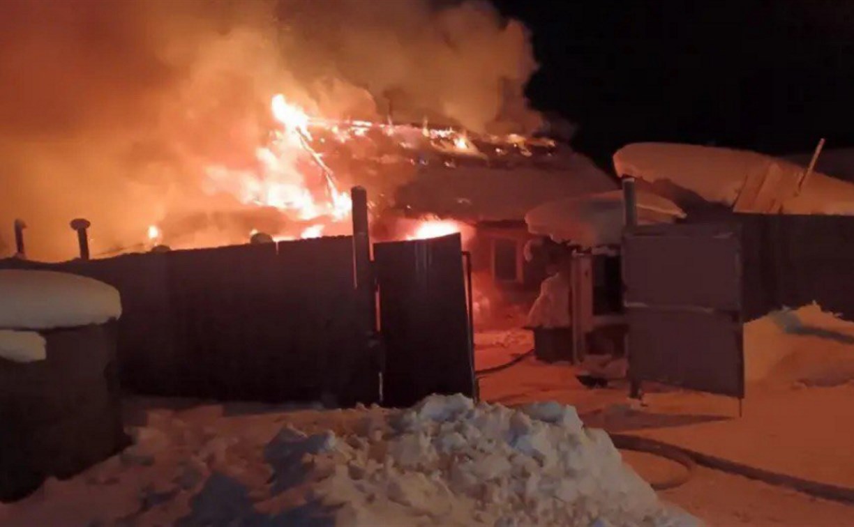 В Тымовском загорелся жилой дом