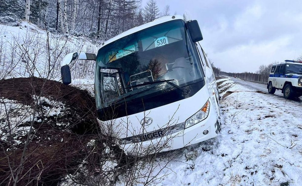 В съехавшем набок автобусе на трассе Оха - Ноглики никто не пострадал