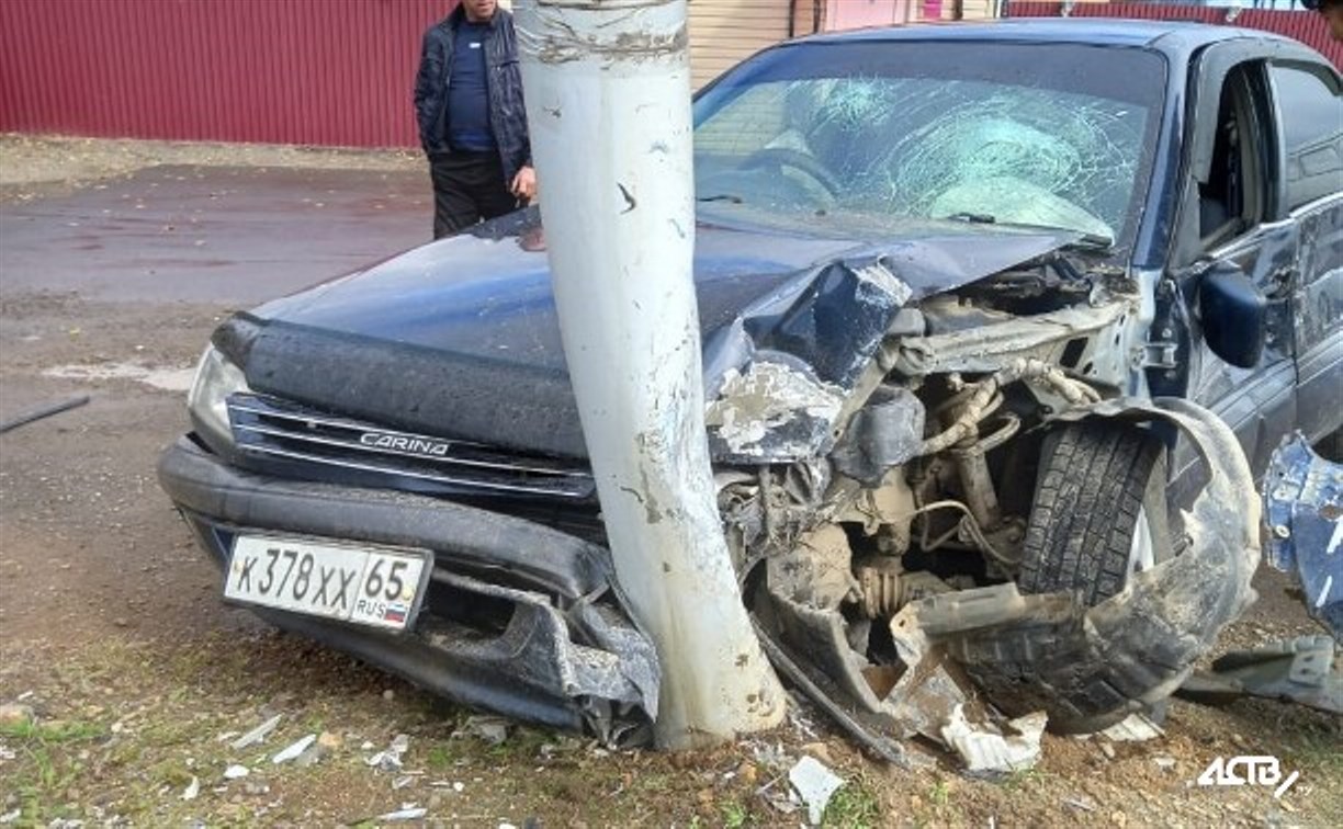 На Сахалине нашли автомобилиста, который "помог" другому протаранить столб и сбежал