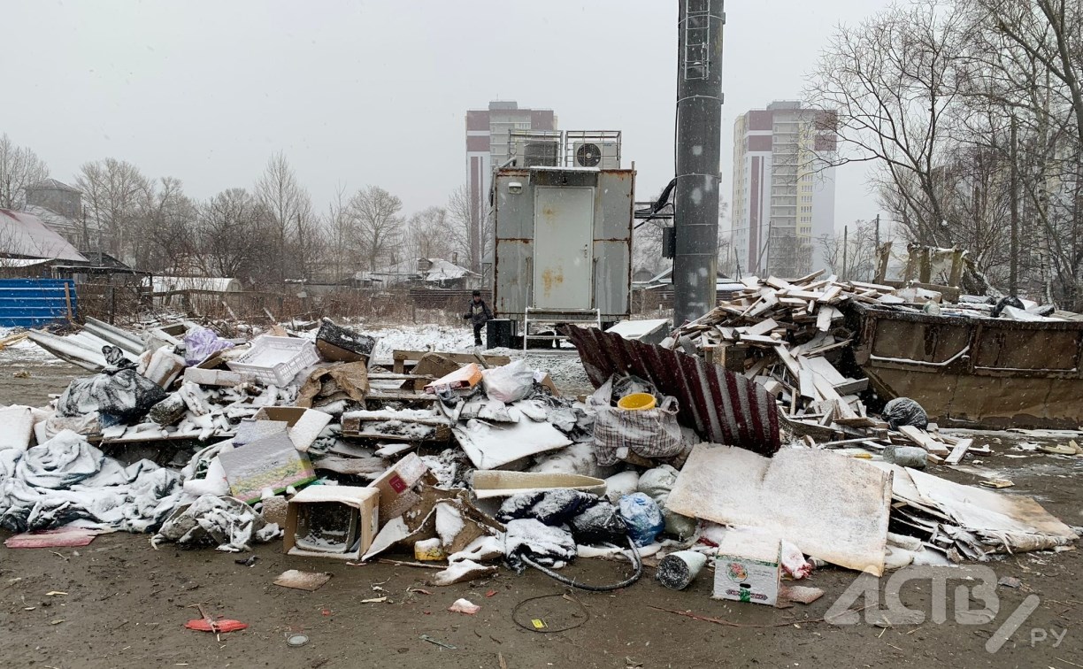 Свозят мусор вереницей машин: южносахалинец пожаловался на свалку, загадившую улицу Горную