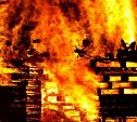 Пламя уничтожило крышу дачного дома в Холмском районе