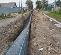 "Ни пройти, ни проехать": в Корсакове полностью перекопали улицу и на две недели остановили работы