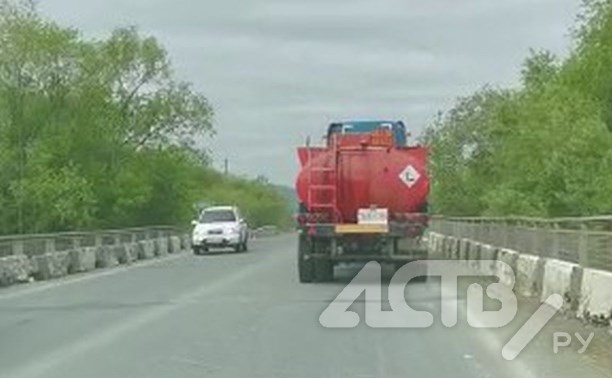 Очевидец: бензовоз расплескал топливо по дороге на Новотроицкое