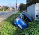 Вылез в окно и ушел: в Южно-Сахалинске водитель на синем грузовичке съехал в кювет