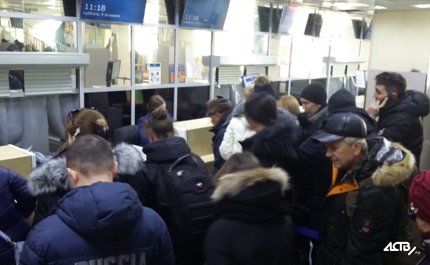 Неделю не могут улететь с Сахалина десятки пассажиров "Авроры"