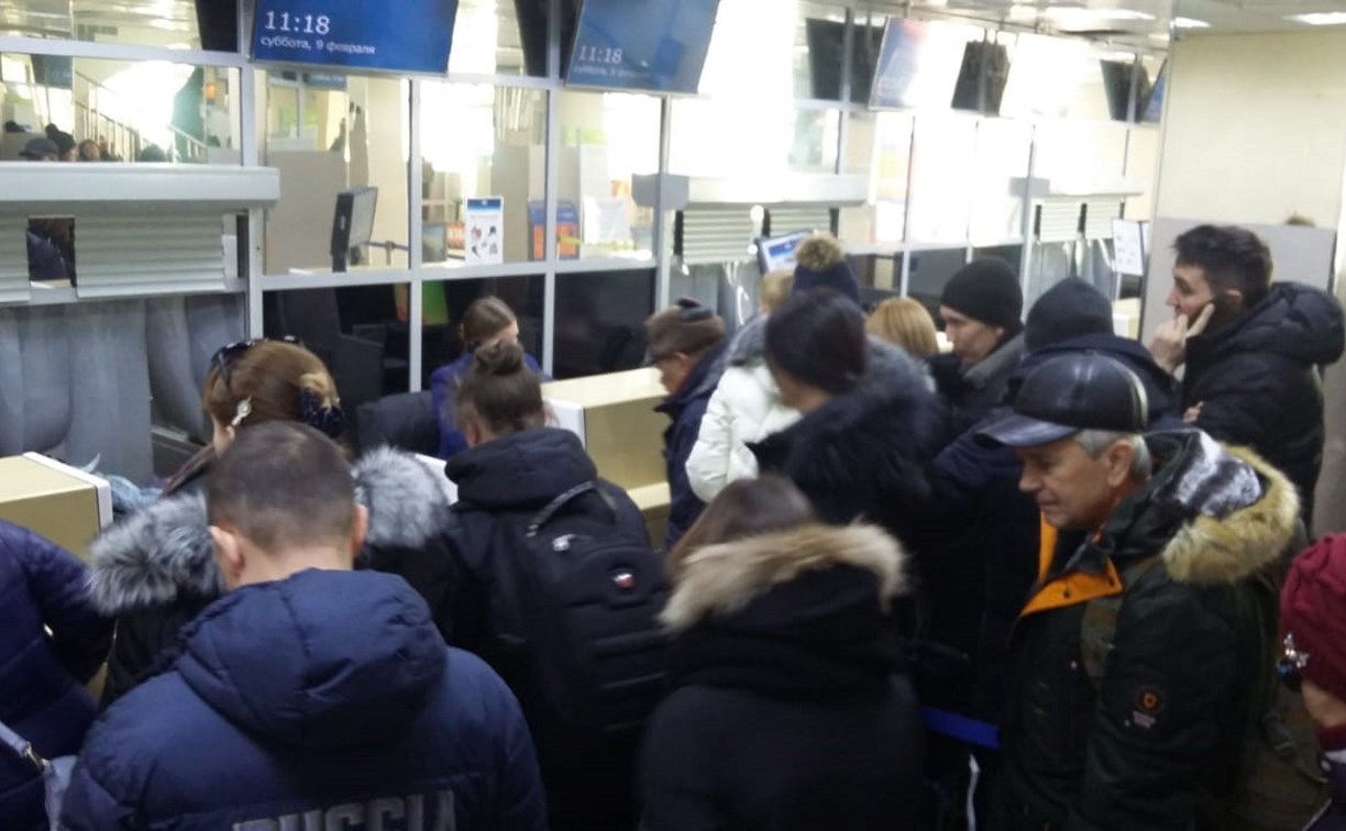 Неделю не могут улететь с Сахалина десятки пассажиров "Авроры"