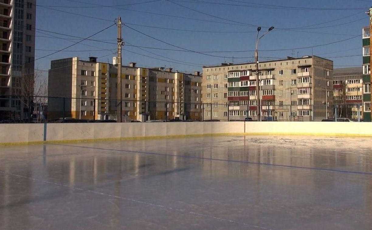 В Южно-Сахалинске приступили к заливке катков 