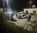 Жесткое ДТП в Невельске: "Марк" на высокой скорости снес автомобили на парковке