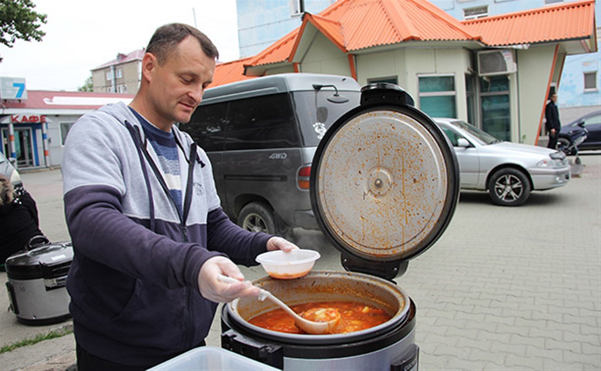 Активисты бесплатно кормят людей обедами у вокзала Южно-Сахалинска