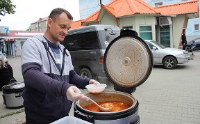 Активисты бесплатно кормят людей обедами у вокзала Южно-Сахалинска