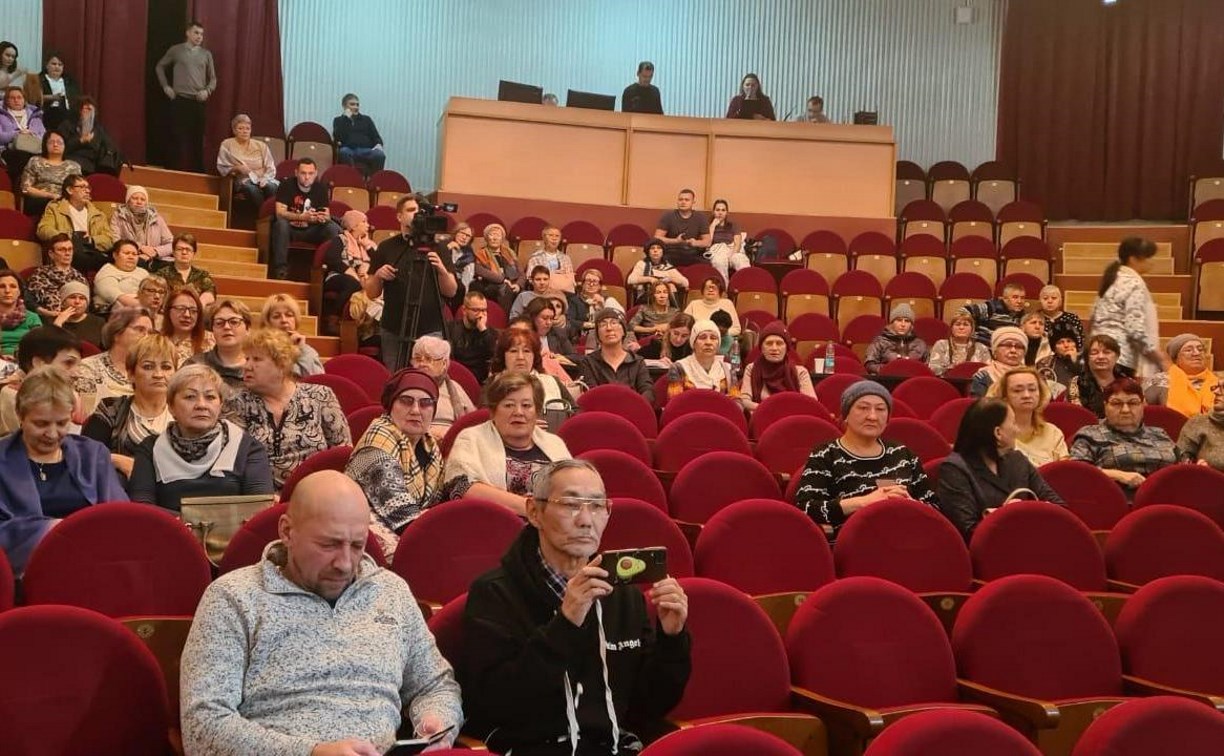 Сахалинский министр здравоохранения обсудил с местными жителями работу ЦРБ Охи