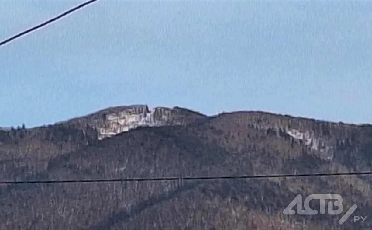 Ветер повалил старую телевышку на горе Крестовой в районе Томари