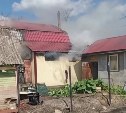 Дом горит в СНТ "Медик" в Южно-Сахалинске