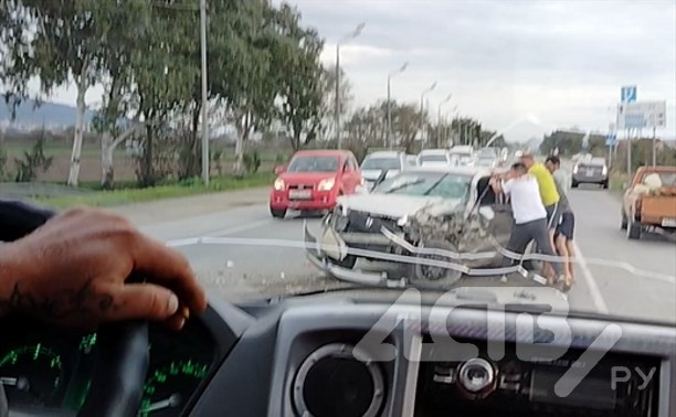 Автомобиль сильно разворотило после лобового столкновения в Южно-Сахалинске