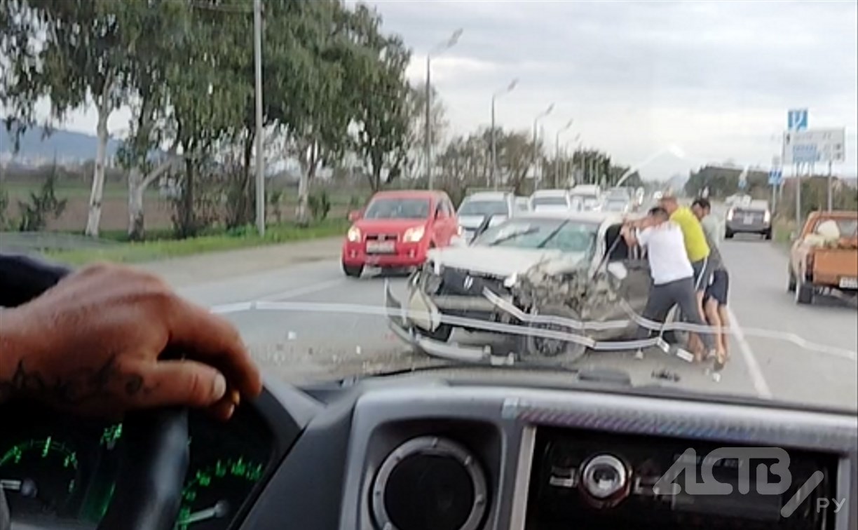 Автомобиль сильно разворотило после лобового столкновения в Южно-Сахалинске