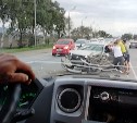 Автомобиль сильно разворотило после лобового столкновения в Южно-Сахалинске