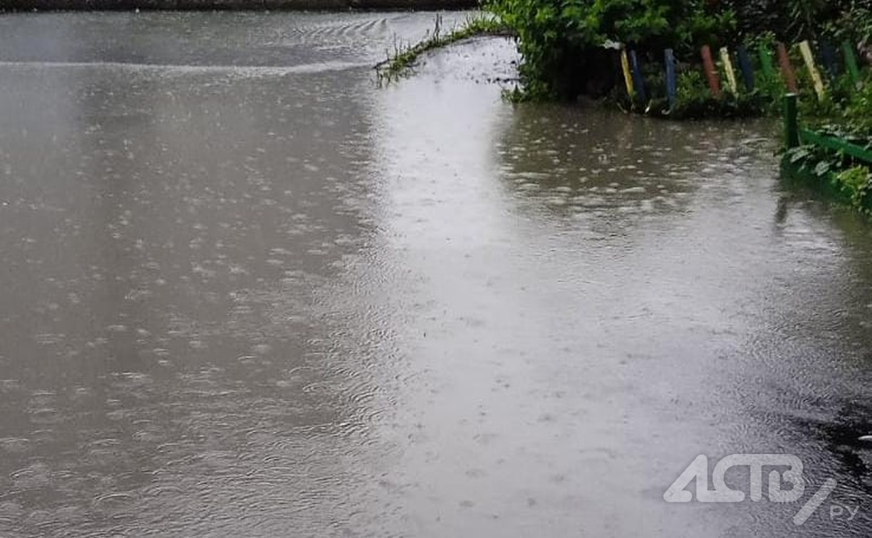 Вода окружила многоэтажку в Южно-Сахалинске со всех сторон