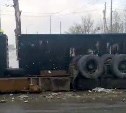 "Хорошо, что людей не было": длинномер потерял сразу два контейнера на "зебре" в Южно-Сахалинске