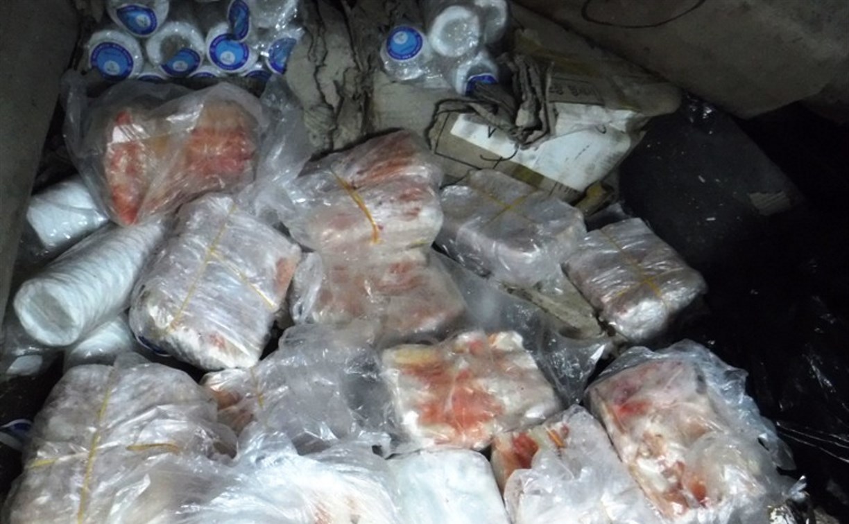 Тайник с сотней килограммов морепродуктов нашли на судне в Невельске