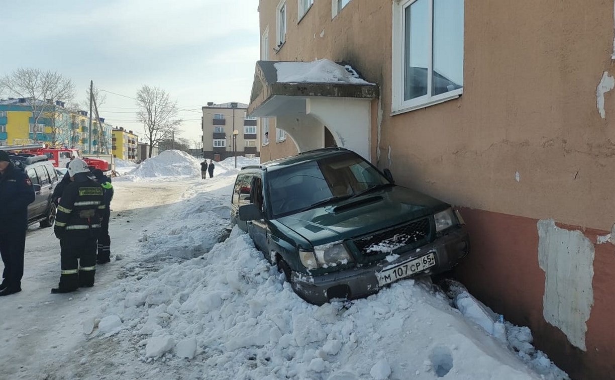 На Сахалине водитель на "Субару" сбил двух человек и влетел в подъезд дома 