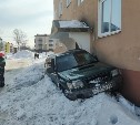 На Сахалине водитель на "Субару" сбил двух человек и влетел в подъезд дома 