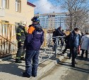 Из двух учебных заведений в Южно-Сахалинске эвакуировали детей и сотрудников