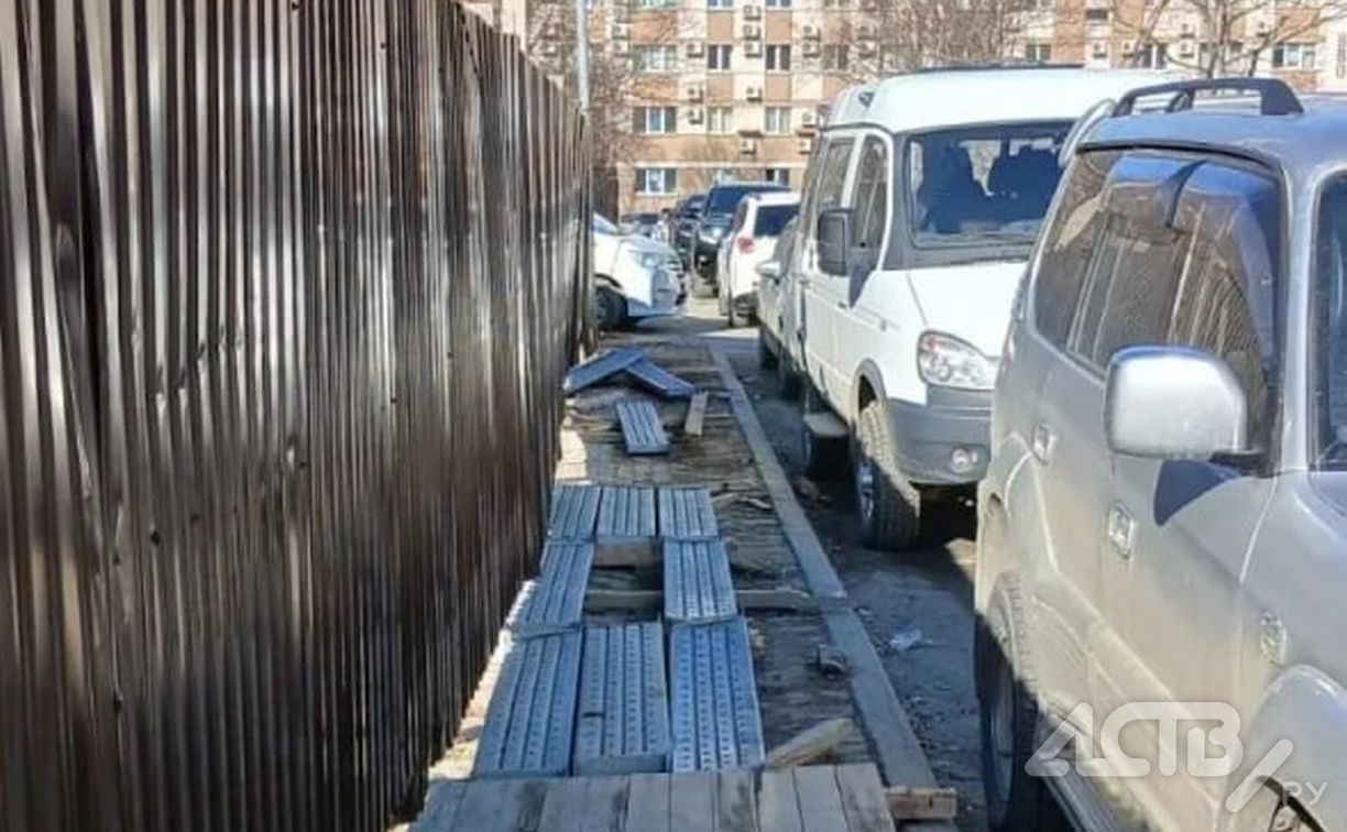 Южносахалинка рассказала об ограждении, которое опасно стоит у строящегося ЖК