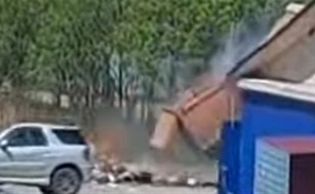 "Офигеть": момент самовозгорания мусоровоза в Стародубском попал на видео