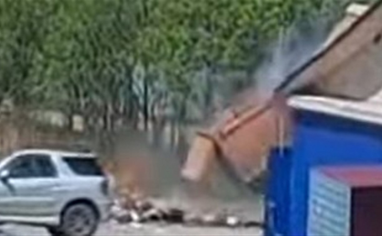 "Офигеть": момент самовозгорания мусоровоза в Стародубском попал на видео