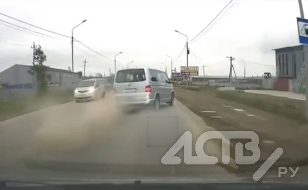 Полиция разыскивает водителя Volkswagen, "подрезавшего" столб в Южно-Сахалинске