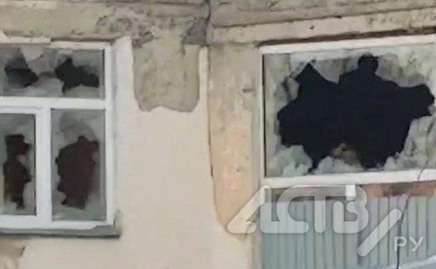 "Вынесли двери, выбили окна": заброшку на площади Ленина в Южно-Сахалинске добивают подростки 