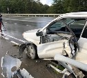 Honda HR-V врезалась в дорожное ограждение на окраине Южно-Сахалинска