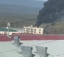 Крупный пожар в Долинске: горит строящаяся многоэтажка 