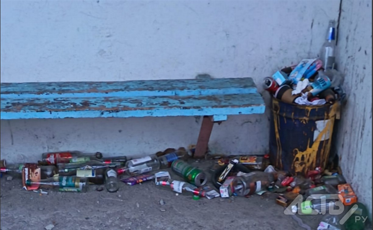 "Боремся с беспределом службы ЖКХ!": жители Макарова жалуются на открытые люки и переполненные баки