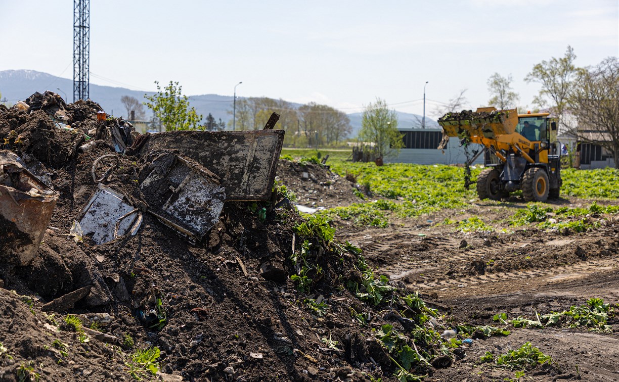 С незаконных свалок в Южно-Сахалинске в мае вывезли сотни кубометров мусора