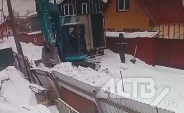 "Настоящий мужчина": житель Южно-Сахалинска заказал экскаватор и завалил забор соседки снегом