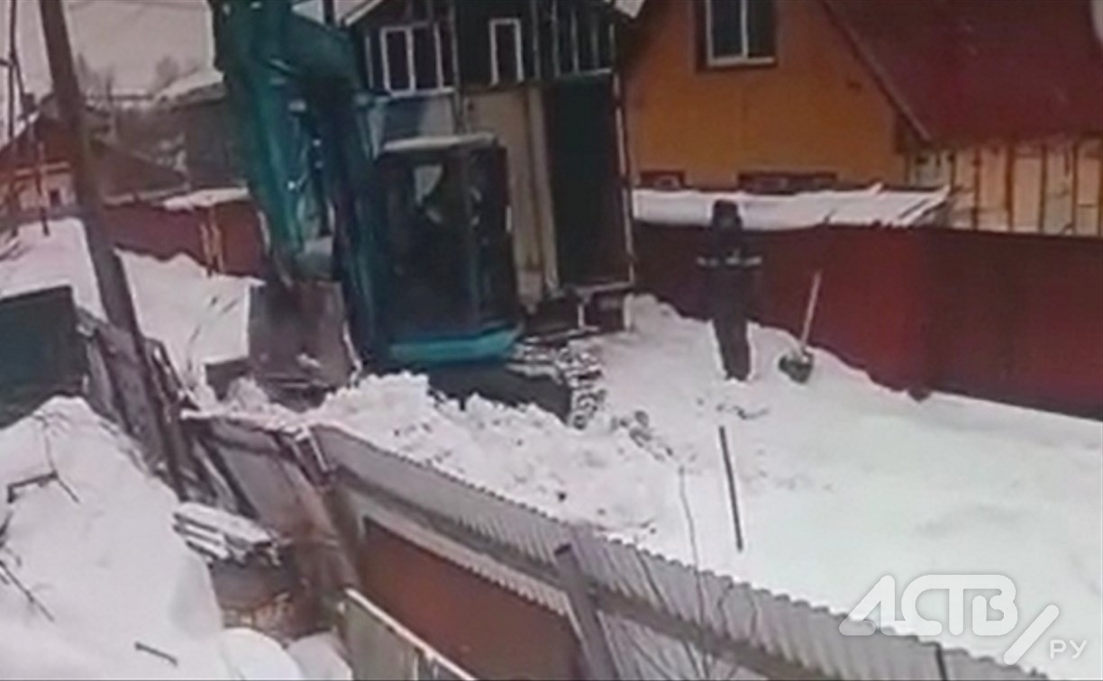 "Настоящий мужчина": житель Южно-Сахалинска заказал экскаватор и завалил забор соседки снегом 