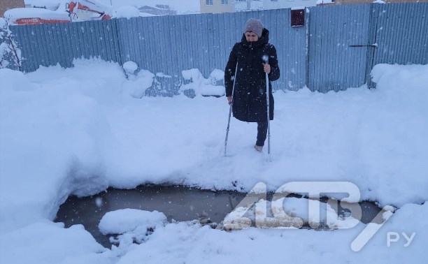 Одноногая сахалинка перепрыгивает канаву с водой у своего дома