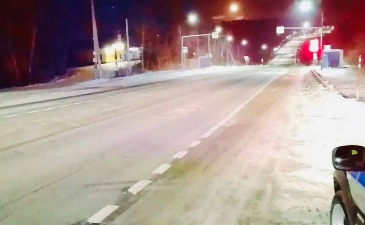 Снежный накат на трассах Сахалина: дорожники ведут обработку